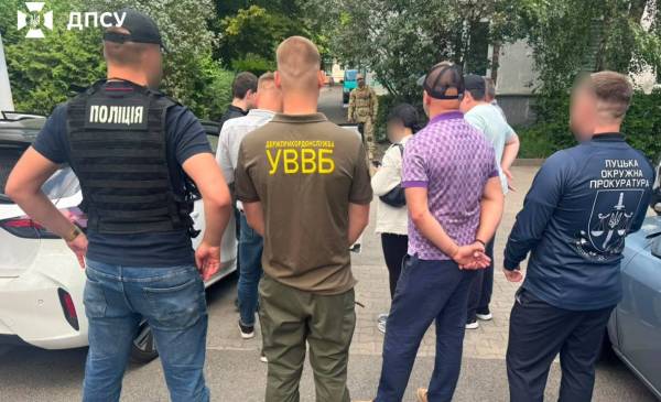 Спілкування зі службою за 20 000 доларів: затримано шахрая, який продавав свої «послуги» близьким прикордонника