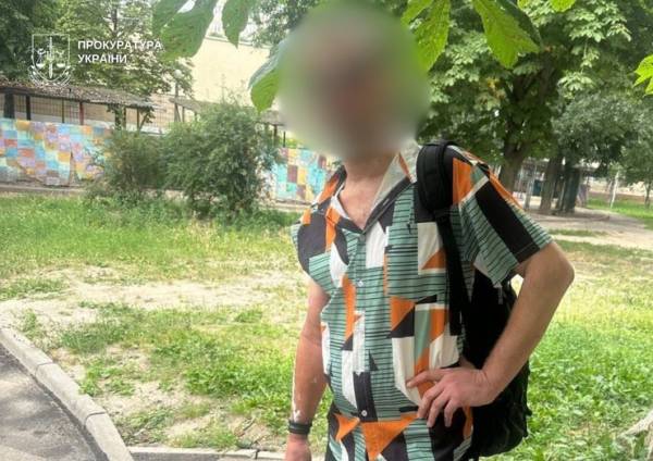 «Зомбує клієнтів»: мешканець Києва відповів своєму психотерапевту підпалом автомобіля