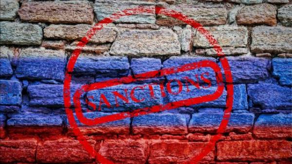 Європейський Союз запровадив санкції проти 33 російських банків, що включають заборону на використання SWIFT.