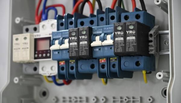 Україна зазнала нових знеструмлень у трьох регіонах через російські атаки, повідомляє Укренерго.