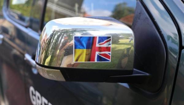 Британські аграрії надали українським оборонцям 20 авто підвищеної прохідності, генератори та медичне обладнання