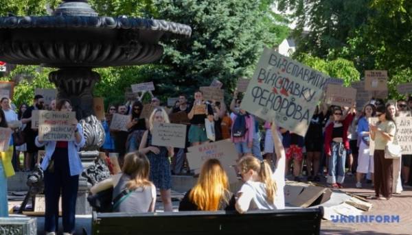 Другий день акцій: у Києві та інших містах громадяни виступають на підтримку Федорова