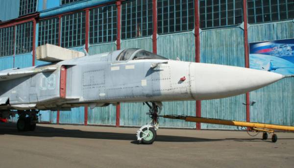 Українські безпілотники уразили російський бомбардувальник Су-24М на аеродромі “Саки” у Криму.