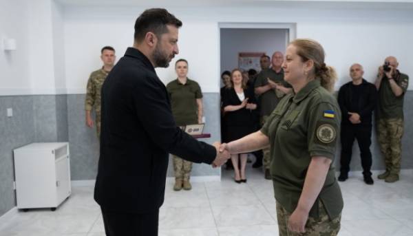 Зеленський у місті Одеса вручив відзнаки захисникам, які отримали поранення.