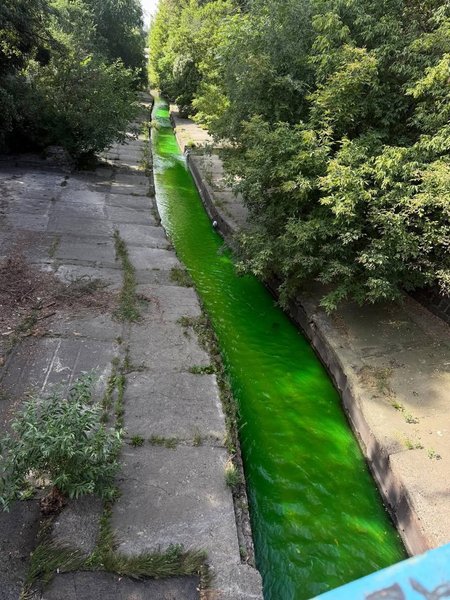 Колір води в річці Либідь різко змінився, — повідомляють користувачі соціальних мереж (фото).